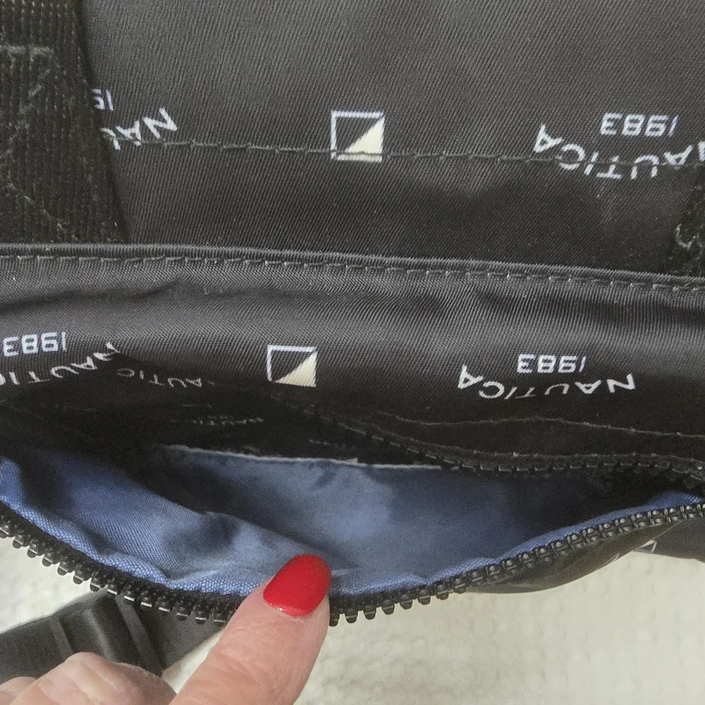 Nautica sleek messenger